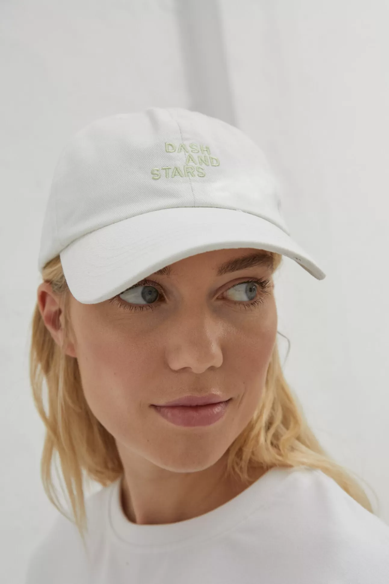Active Wear^Dash and Stars Gorra Blanca Logo Bordado Beige
